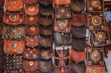 Fas deri eşyalar ve souk veya piyasa tabakhane Fes, Fas tarafından metal süsler ile çanta.
