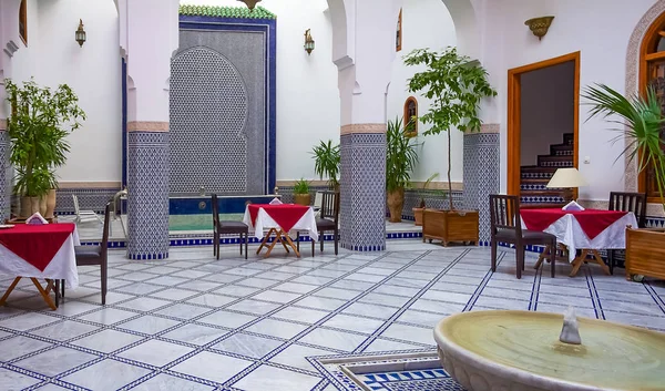 Φες Μαρόκο Μαΐου 2013 Μαροκινό Ριάντ Εσωτερική Αυλή Διακοσμημένη Ψηφιδωτά — Φωτογραφία Αρχείου