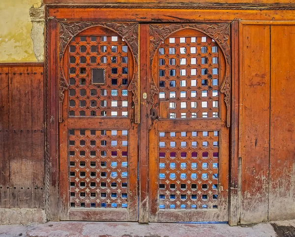 Karaouine Kur Üniversitesi Kapı Avlusunda Fas Sedir Ahşap Oyma Kapıdan — Stok fotoğraf