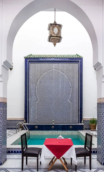 Fes Marokko Mai 2013 Marokkanischer Riad Innenhof Mit Kunstvollen Mosaiken — Stockfoto