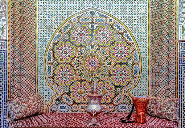 摩洛哥 2013年5月11日 装饰华丽马赛克的庭院 与传统的沙发 一个茶炊和一个鼓在摩洛哥的酒店 — 图库照片