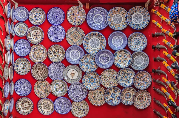位于摩洛哥非斯集市或露天市场的东方纪念品商店华丽的装饰板和小刀 — 图库照片