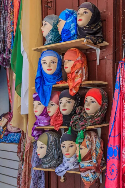 Παραδοσιακό Μουσουλμάνων Γυναικών Μαντίλες Στην Οθόνη Στην Αγορά Μεντίνα Της — Φωτογραφία Αρχείου