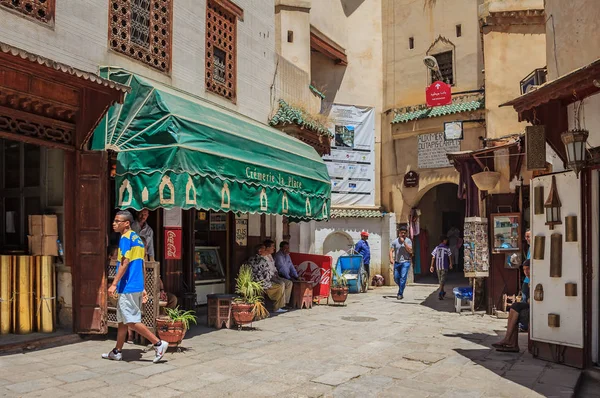 Fes Morocco May 2013 Locals Tourists Walking Medina Fes Souvenir — Stock Photo, Image