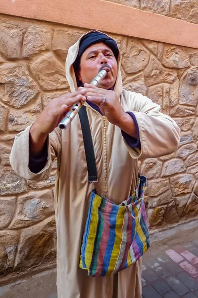 Marrakech Morocco December 2012 Moroccan Street Flutist Marrakesh Wearing Traditional — Stock Photo, Image