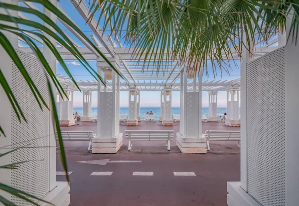 Mar Mediterrâneo e colunata branca na Promenade des Anglais ao pôr do sol em Nice França — Fotografia de Stock