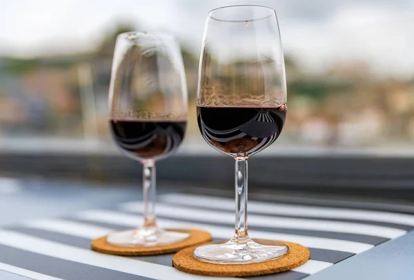 Glass of port wine with the blurred cityscape of Porto Portugal in the background — Stock Photo, Image