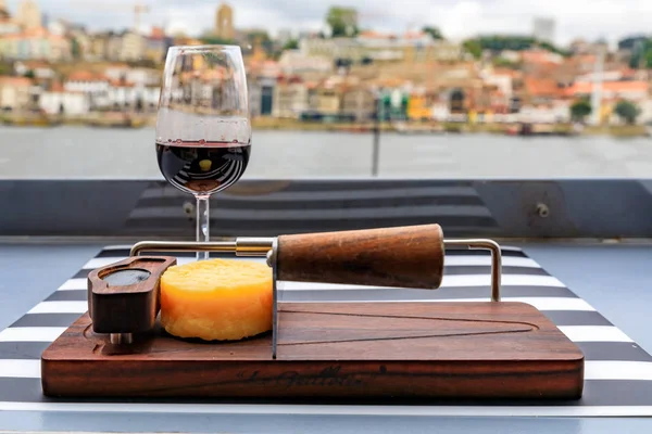 Sklenku portského vína a sýrů s rozmazané panoráma města Porto Portugalsko v pozadí — Stock fotografie
