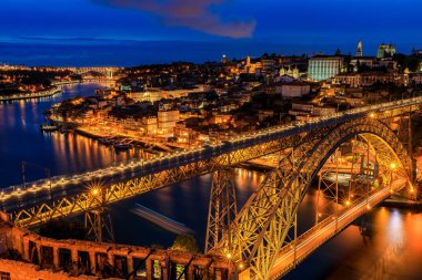 Porto, Portekiz Dom ben köprü Luis ve Douro Nehri üzerinde Cityscape gün batımında