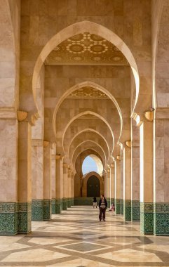 Casablanca, Fas - 9 Aralık 2012: Dünya, cami Hassan II üçüncü büyük cami de kemerli geçit yürürken insanlar