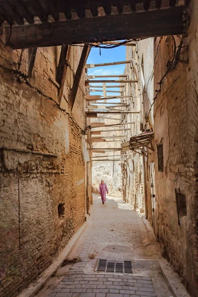 Unidentifyable Žena Kaftan Berberština Oblečení Chůzi Úzkou Ulici Fes Medina — Stock fotografie