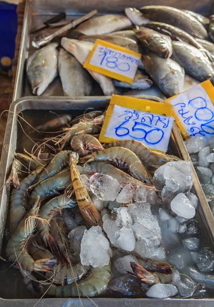 Camarones y pescados frescos en el mercado de Tailandia —  Fotos de Stock