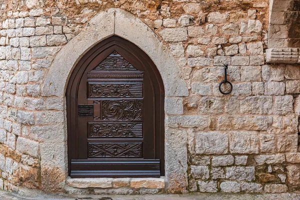 南フランスの美しい中世のエズ村、華やかな古いドア — ストック写真