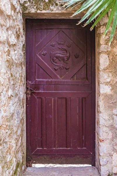 Ornate old door in the picturesque medieval Eze Village in South of France — Stock Photo, Image
