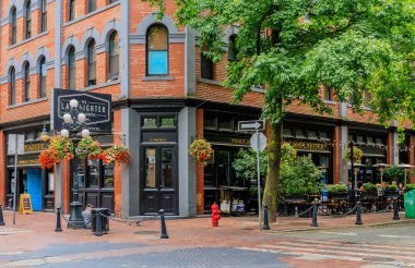 03 Ağustos 2018 - Vancouver, Kanada: Popüler Cambie sokak restoran ve Gastown, turistik miras ilçe merkezinde çiçek sepetleri asılı