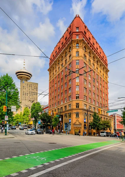 Zabytkowym drugiego imperium stylu budynku Dominium i Vancouver Lookout w Gastown, Vancouver Kanada — Zdjęcie stockowe