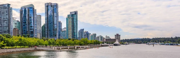 Kohlehafen in vancouver britischer Columbia mit Innenstadtgebäuden Boote und Spiegelungen im Wasser — Stockfoto