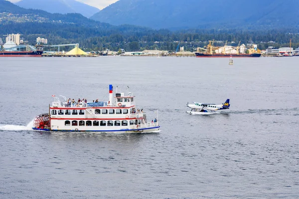 Passeio pelo porto de barco a remos e hidroavião em Coal Harbour Vancouver British Columbia Canada — Fotografia de Stock