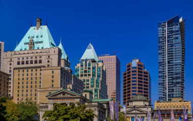 Vancouver, Kanada - 06 Ağustos 2018: Robson Meydanı manzarası ile eski binalar ve modern gökdelenler downtown