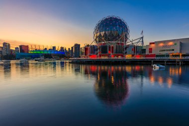 05 Ağustos 2018 - Vancouver, Kanada: İkonik Vancouver günbatımı mavi saatte su yansımalar ile