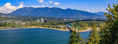 Lions Gate asma köprü veya ilk daraltır köprü Stanley Park Vancouver Kanada ile Kuzey Vancouver ve arka planda dağların Panoraması