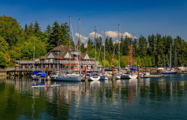 Vancouver, Kanada - 04 Ağustos 2018: Bir kayık Kürek Kulübü Stanley Park, tanımlanamayan kürekçi