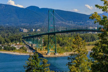 Lions Gate asma köprü veya ilk daraltır köprü Stanley Park Vancouver Kanada ile Kuzey Vancouver ve arka planda dağlar