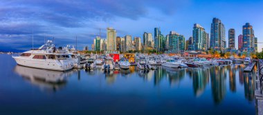 04 Ağustos 2018 - Vancouver, Kanada: Sunset panorama kömür Limanı adlı şehir binaları, tekneler ve su yansımalar
