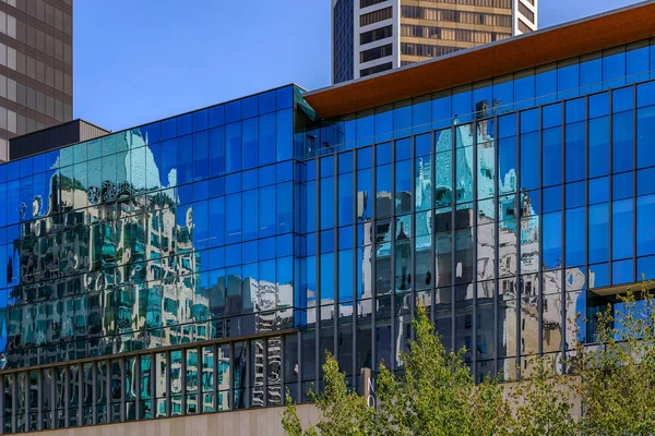 Old Buildings Reflecting Glass Modern Skyscrapers Robson Square Downtown Vancouver — Stock Photo, Image