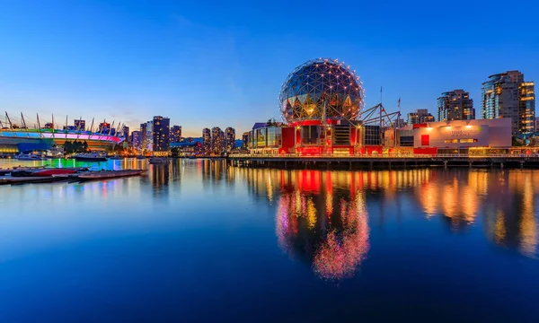 05 Ağustos 2018 - Vancouver, Kanada: İkonik Vancouver günbatımı mavi saatte su yansımalar ile