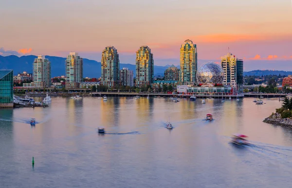 Kat mülkiyeti kuleleri ve bilim dünya, British Columbia, Kanada jeodezik kubbe ile gün batımında False Creek üzerinde Vancouver manzarası
