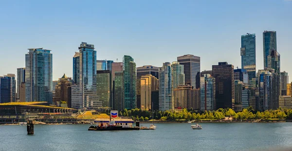 Vancouver, Kanada - 03 Ağustos 2018: Şehir manzarası ve Burrard açılış, kömür Limanı ve Vancouver Convention Center Stanley Park modern mimari