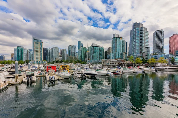 August 2018 Vancouver Canada Kohlehafen Mit Innenstadtgebäuden Booten Und Reflexionen — Stockfoto