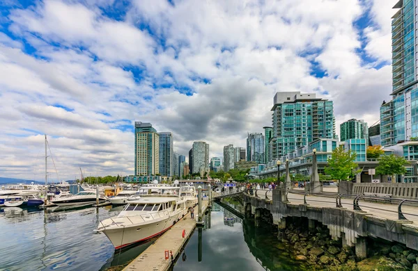 August 2018 Vancouver Canada Kohlehafen Mit Innenstadtgebäuden Booten Und Reflexionen — Stockfoto