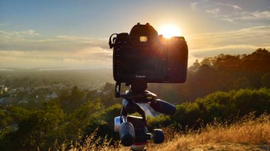 Berkeley, Amerika Birleşik Devletleri - 12 Temmuz 2018: Canon 5d Mark IV Berkeley Hills San Francisco günbatımında sis ile kaplı işaret içinde bir Manfrotto tripod boz tepe, set up