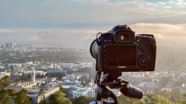 Berkeley, Amerika Birleşik Devletleri - 12 Temmuz 2018: Canon 5d Mark IV Berkeley Hills San Francisco günbatımında sis ile kaplı işaret içinde bir Manfrotto tripod boz tepe, set up