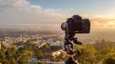 Berkeley, Amerika Birleşik Devletleri - 12 Temmuz 2018: Canon 5d Mark IV Berkeley Hills San Francisco günbatımında sis ile kaplı işaret içinde bir Manfrotto tripod boz tepe, set up