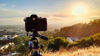 Berkeley, Amerika Birleşik Devletleri - 12 Temmuz 2018: Canon 5d Mark IV Berkeley Hills San Francisco günbatımında sis ile kaplı işaret içinde bir Manfrotto tripod boz tepe, set up