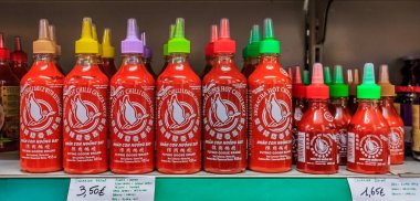 Leuven, Belçika - 19 Ocak 2015: Şişe farklı tatlar, Sriracha Hot Chili Sos uçan kaz markaya göre. Sriracha en popüler sıcak sosum