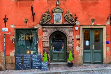 Stockholm, İsveç - 26 Ekim 2017: Ünlü Stortorget Meydanı, eski kasaba Gamla Stan kalbinde Cafe'de