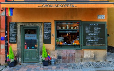 Stockholm, İsveç - 26 Ekim 2017: Ünlü Stortorget Meydanı, eski kasaba Gamla Stan kalbinde Cafe'de