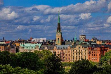 Görünümde geleneksel Gotik binalar ve Oscarskyrkan veya Oscar'ın Kilisesi Ostermalm Stokholm, İsveç
