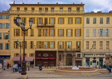 Nice, Fransa - 12 Nisan 2013: Büyük kare Place du Palais de adalet bir çeşme Old Town, Vieille Ville, Fransız Rivierası ile