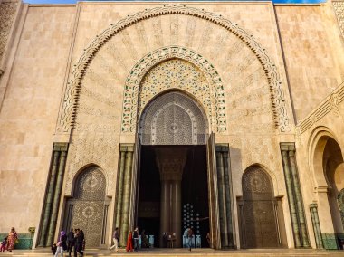 Casablanca, Fas - 9 Aralık 2012: süslü kapıları cami Hassan II insanlar