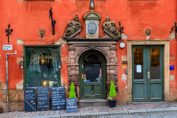 Stockholm, İsveç - 26 Ekim 2017: Ünlü Stortorget Meydanı, eski kasaba Gamla Stan kalbinde Cafe'de