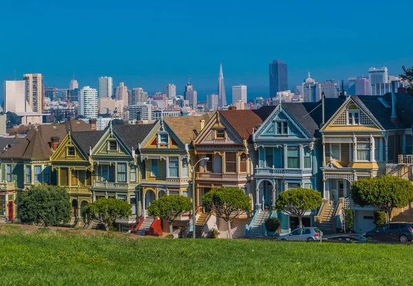 San Francisco Міський Пейзаж Вікторіанської Пофарбовані Дами Будинки Видно Аламо — стокове фото