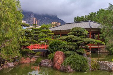 Monaco, Monte Carlo - 13 Ekim 2013: Japon bahçe veya Jardin Japonais konut içinde belgili tanımlık geçmiş ile