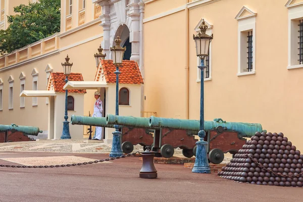 摩纳哥 摩纳哥 2013年10月13日 大炮和大炮球在王子宫殿前面在宫殿广场与值班警卫在岗位上 — 图库照片