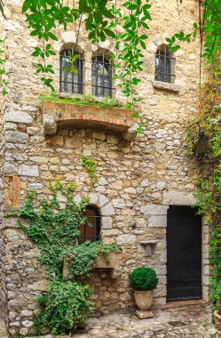 Eski binalar ve dar Arnavut kaldırımlı sokakları pitoresk Ortaçağ şehirde, Eze Village Güney Fransa boyunca Akdeniz