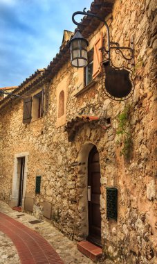 Eski binalar ve dar Arnavut kaldırımlı sokakları pitoresk Ortaçağ şehirde, Eze Village Güney Fransa boyunca Akdeniz